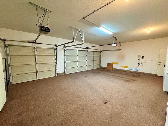 Building Photo - Beautiful 3 Bedroom Plus Office One Story ...