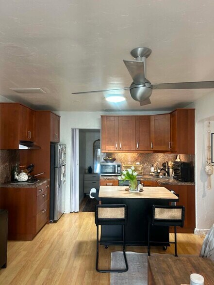 Building Photo - 5525 Bellevue Ave