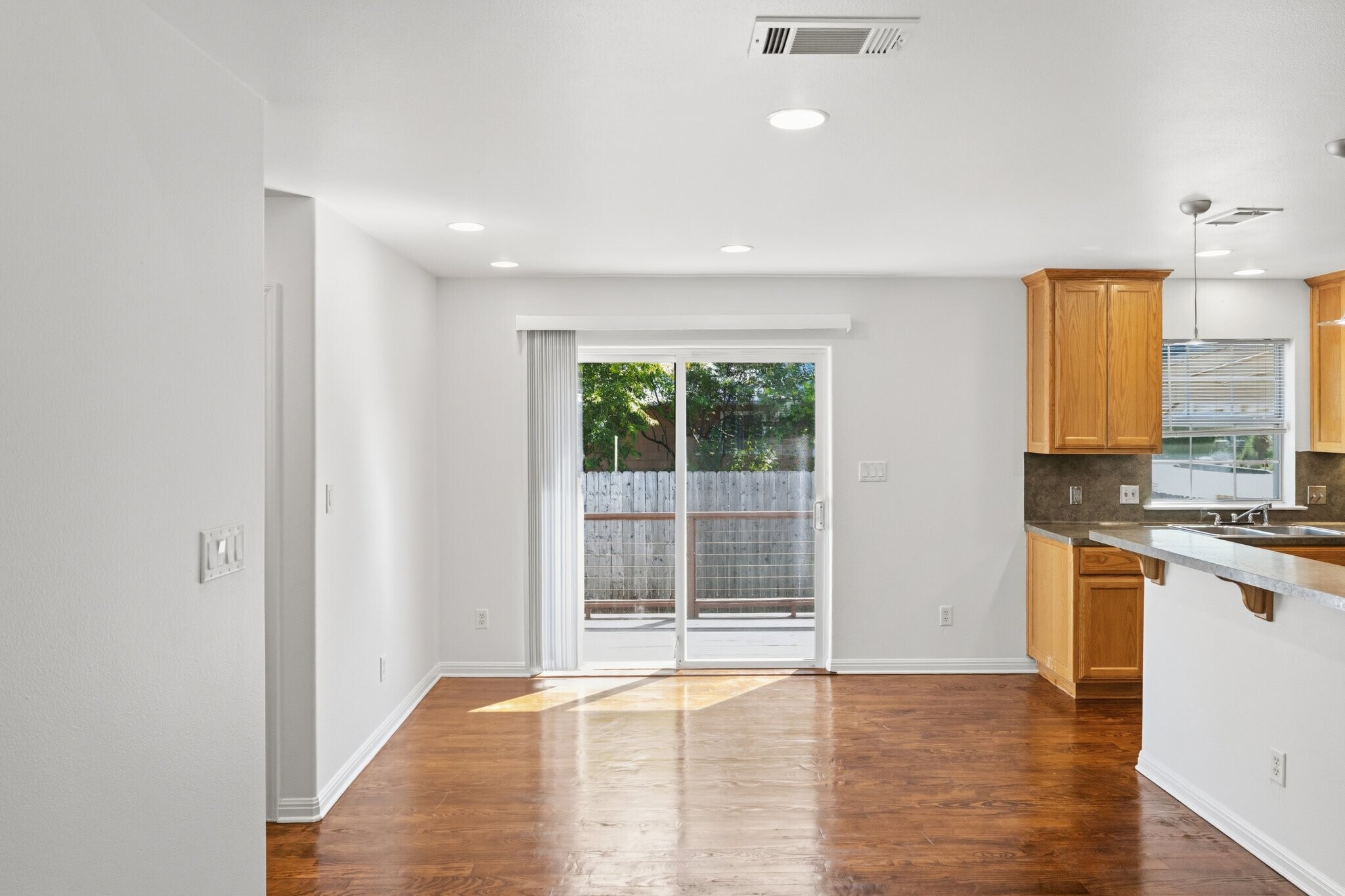 Building Photo - 209 Ash St