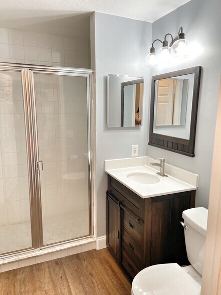 bathroom 2 with shower - 1096 Woodshire Ln