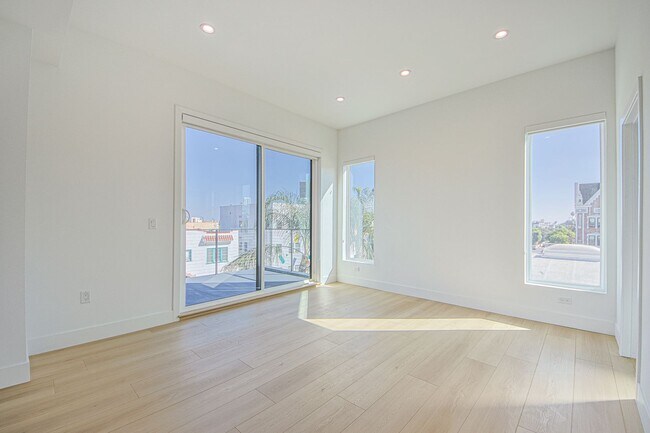 Building Photo - 715 N Gramercy Pl