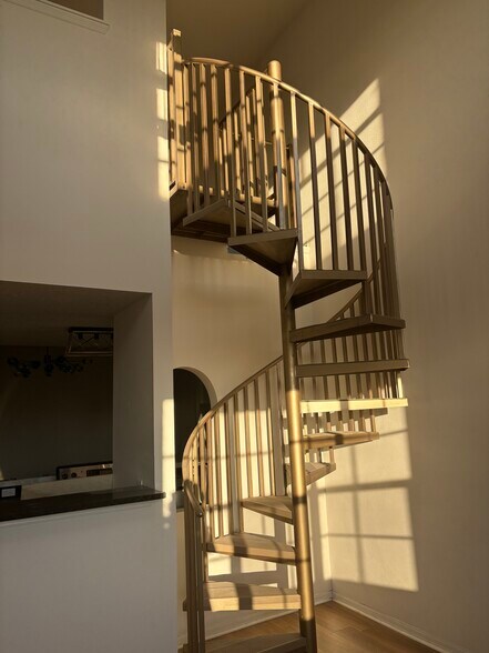 Building Photo - 501 Knights Run Ave