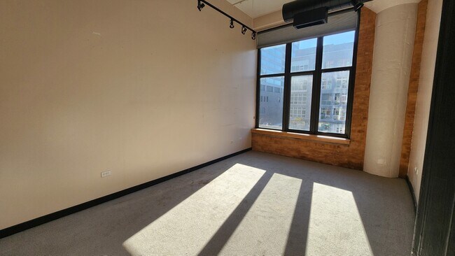 Building Photo - 333 W Hubbard St