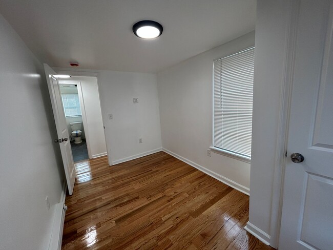 Building Photo - Newly Renovated 5 Bedroom 2 Bathroom Singl...