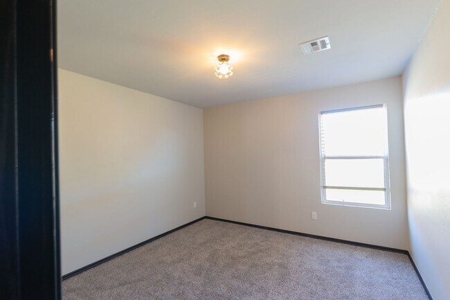 Building Photo - Beautiful 4 Bed 2 Bath in the Heart of Noble!