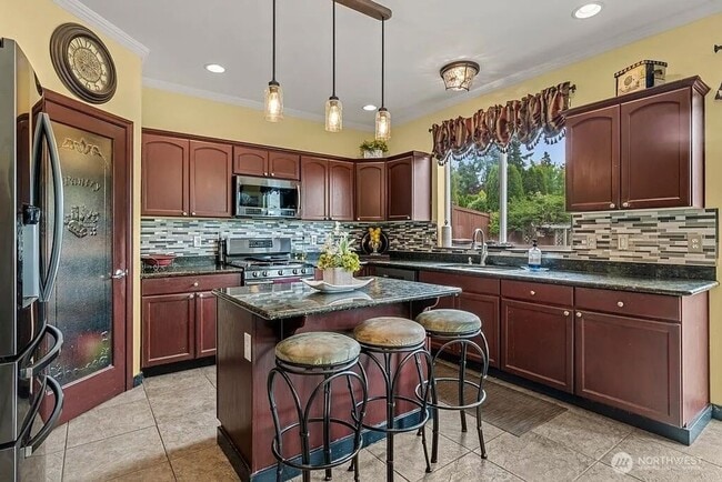 Building Photo - Beautiful Craftsman Marysville!