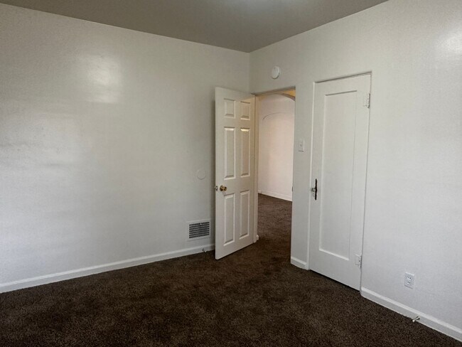 Building Photo - 1809 10th Ave