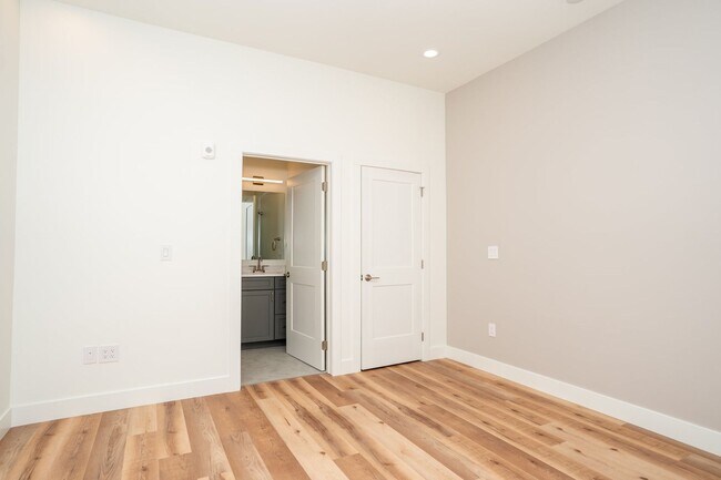 Building Photo - **  AVAILABLE AUGUST 2026  **  Beautiful Downtown Apartment with Private Rooftop Deck  Call to in...