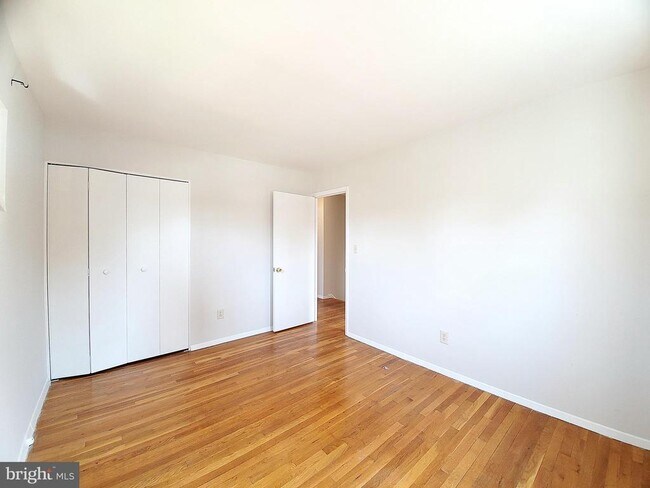 Building Photo - 702 W Edmonston Dr