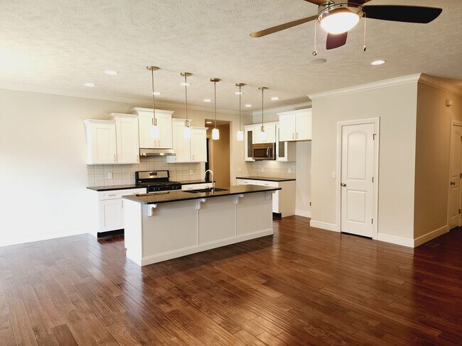 Building Photo - 5040 E Hedgerow Dr