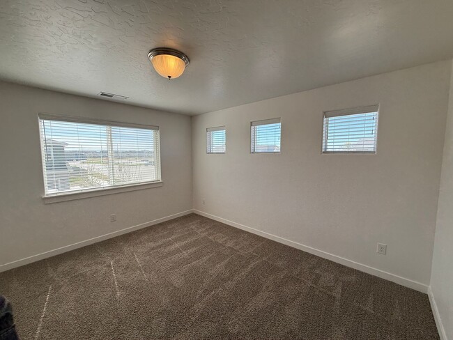 Building Photo - Available Now- Beautiful Nampa Townhome