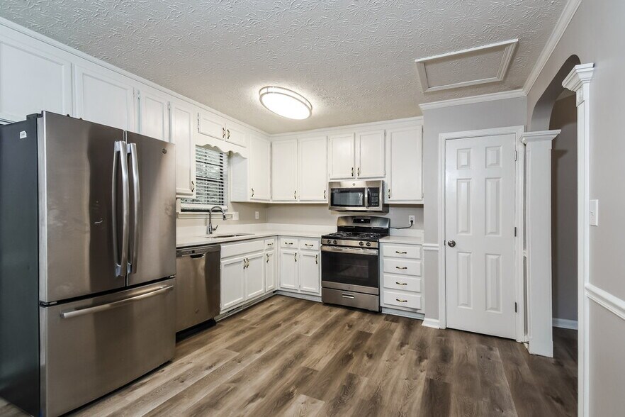 Building Photo - 2721 Candler Ln