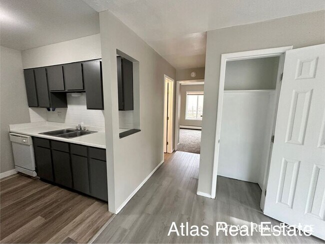 Building Photo - In Unit Washer/Dryer?! Private Patio?!