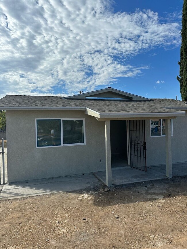 Building Photo - 3 bedroom/ 2 bath Newly Remodeled Home in ...