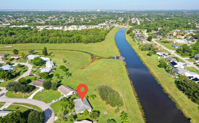 Building Photo - 737 SW Belmont Cir