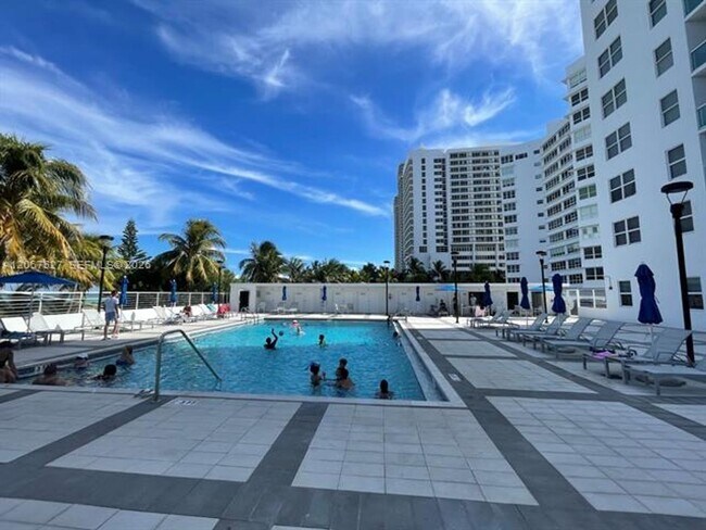 Building Photo - 5001 Collins Ave