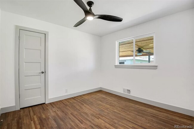 Building Photo - Gorgeous 5 Bedroom 2 1/2 Bathroom Littleto...