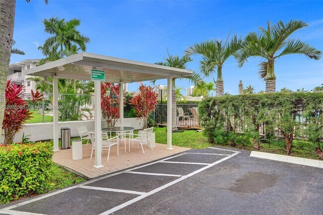 Building Photo - 3113 S Ocean Dr
