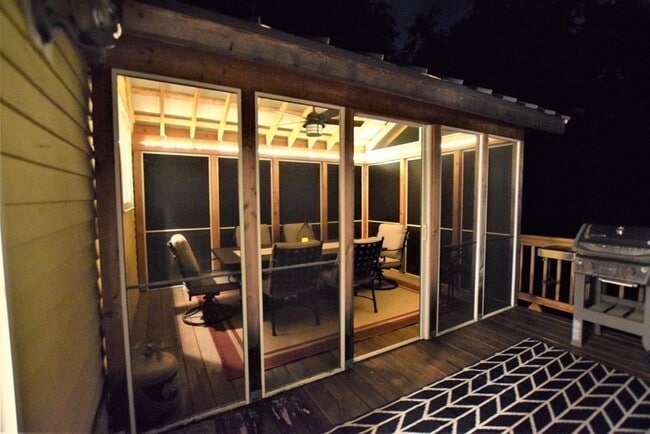 Building Photo - 398 Davis St