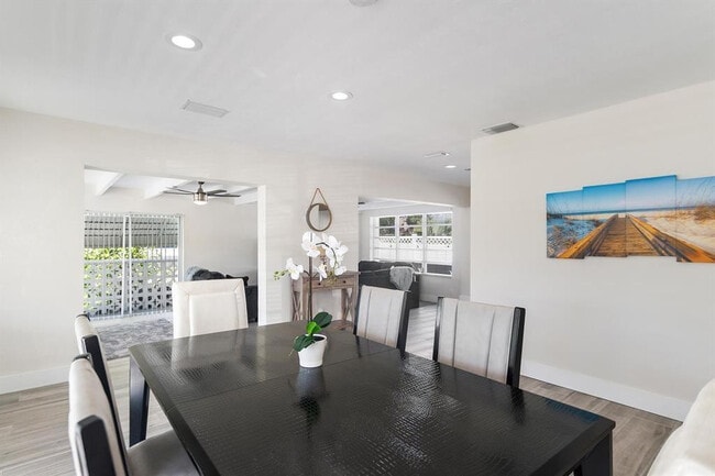 Building Photo - 2501 NE 12th St