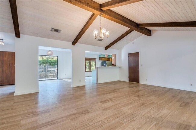 Building Photo - 904 Willow Creek Cir