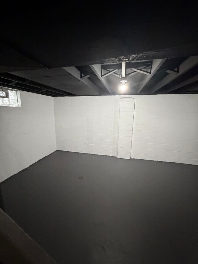 Building Photo - 3 bedroom Fully renovated Westside Bungalow