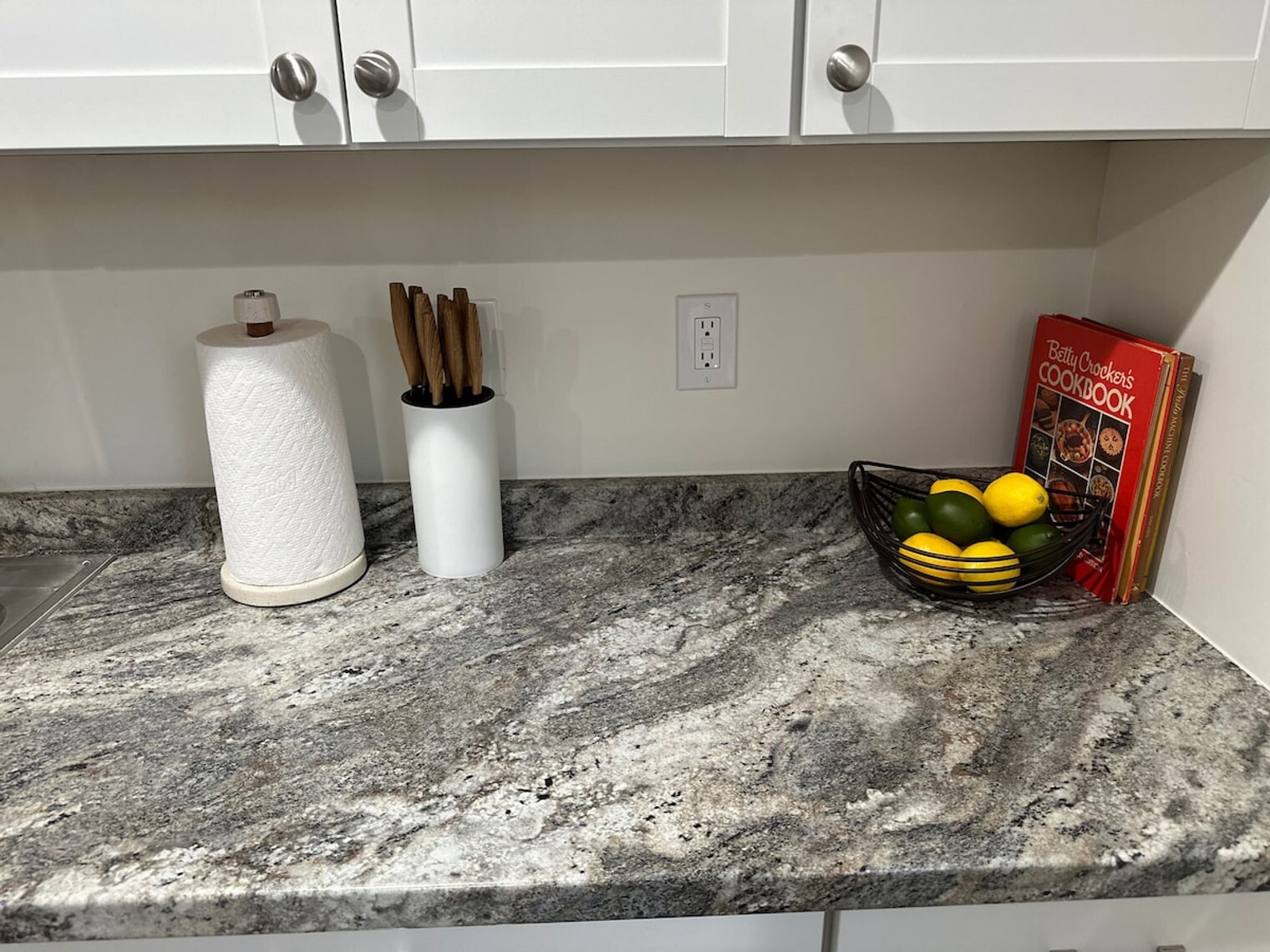 Building Photo - 121 Forest St