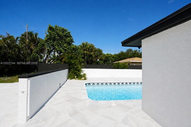 Building Photo - 2573 Conroy Dr