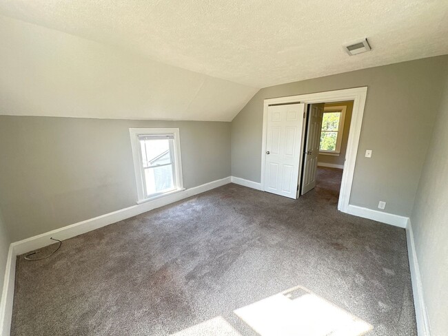 Building Photo - Spacious Freshly Updated Home Close to Dow...