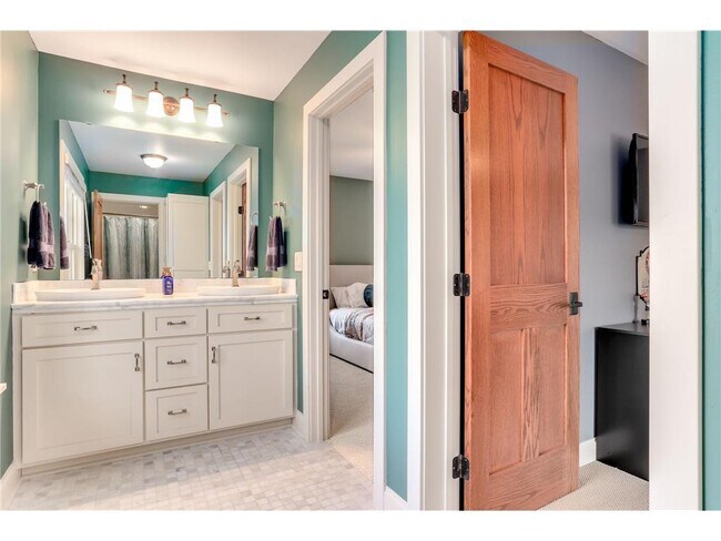 Building Photo - 2012 W Laurel Ave