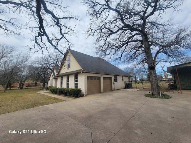 Building Photo - 5535 Whispering Oaks Ln