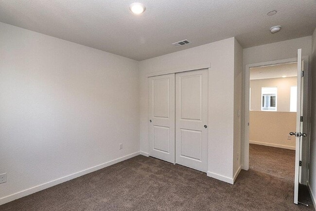 Building Photo - Beautiful Lincoln Home Available in May!