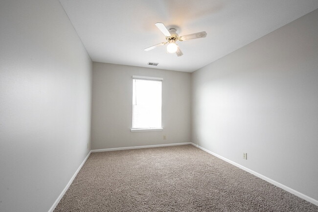 Building Photo - "Spacious 4-Bedroom Retreat with 2.5 Baths...
