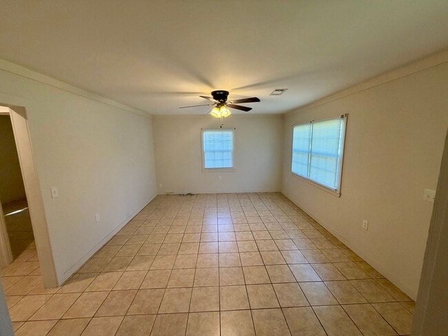 Building Photo - 3 Bed 1 Bath Brick Home