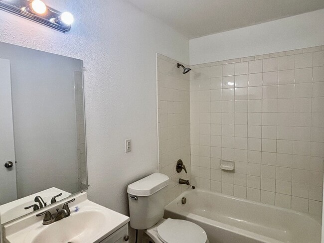 Building Photo - 3 Bed/ 2 Bath with new paint and flooring