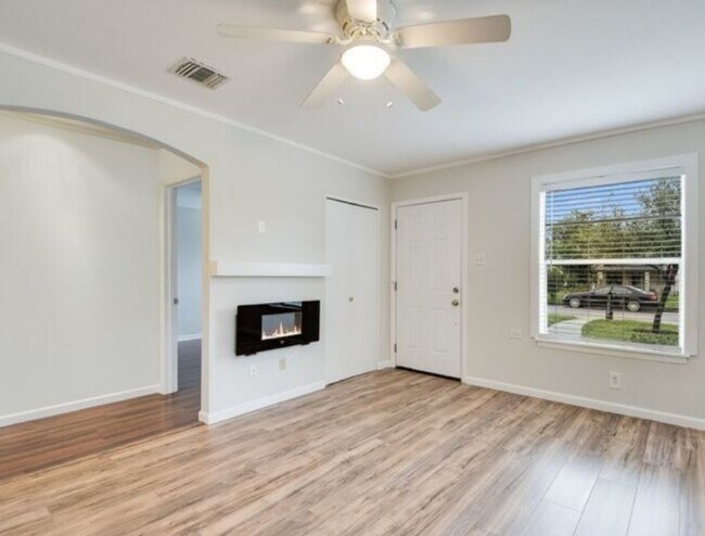 Building Photo - 707 Sprucewood Ln