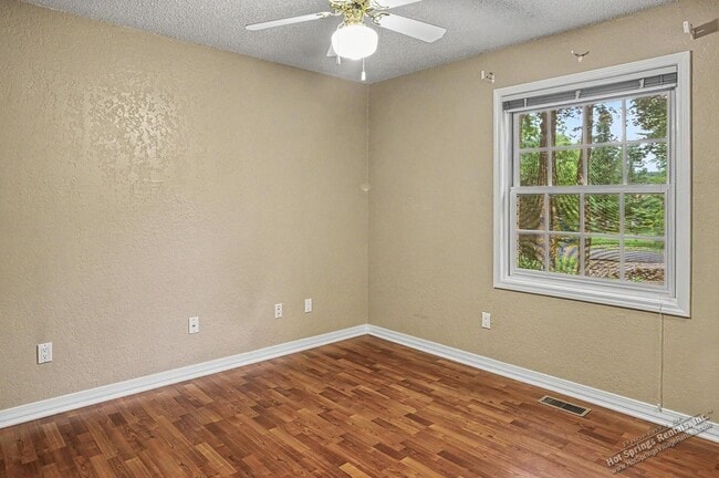 Building Photo - Spacious 3-Bedroom Home for Long-Term Lease in Hot Springs Village
