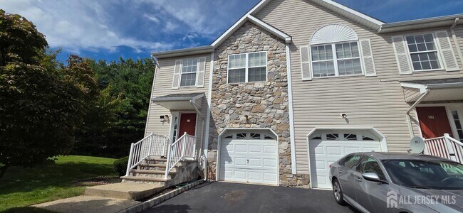 Building Photo - 18 Dina Ln