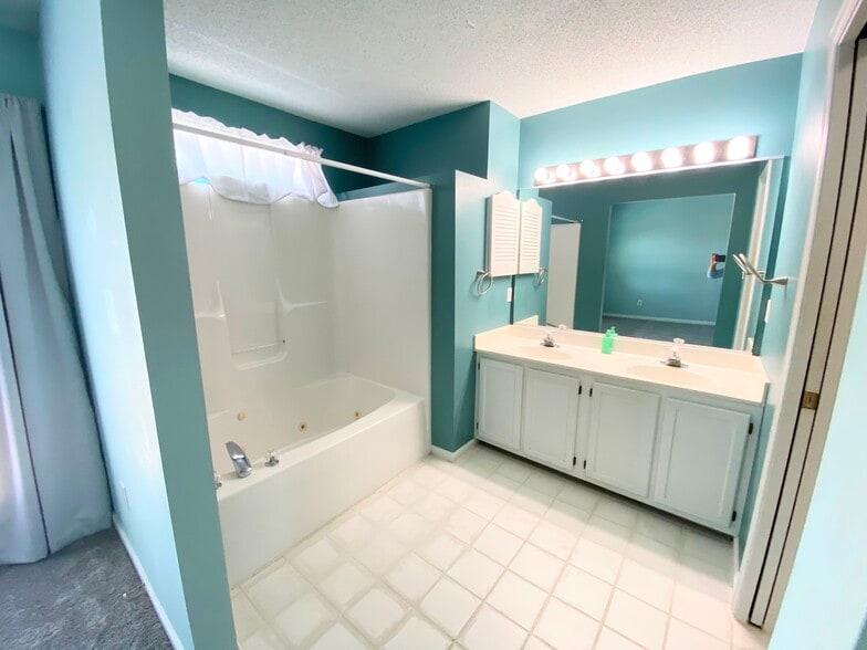 Master's Bath - 2509 Hartley St
