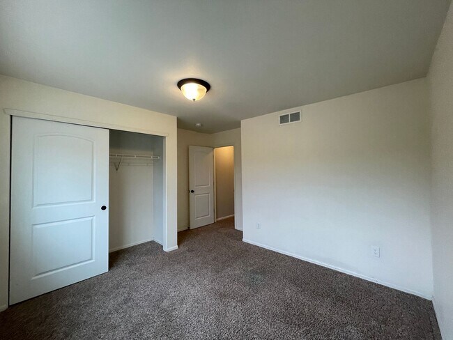 Building Photo - 1472 Skimmer St