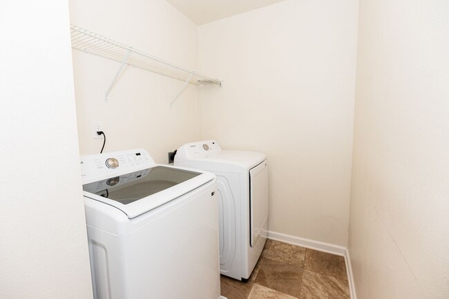 Building Photo - Beautifully 4-bedroom, 2.5-bathroom spacio...