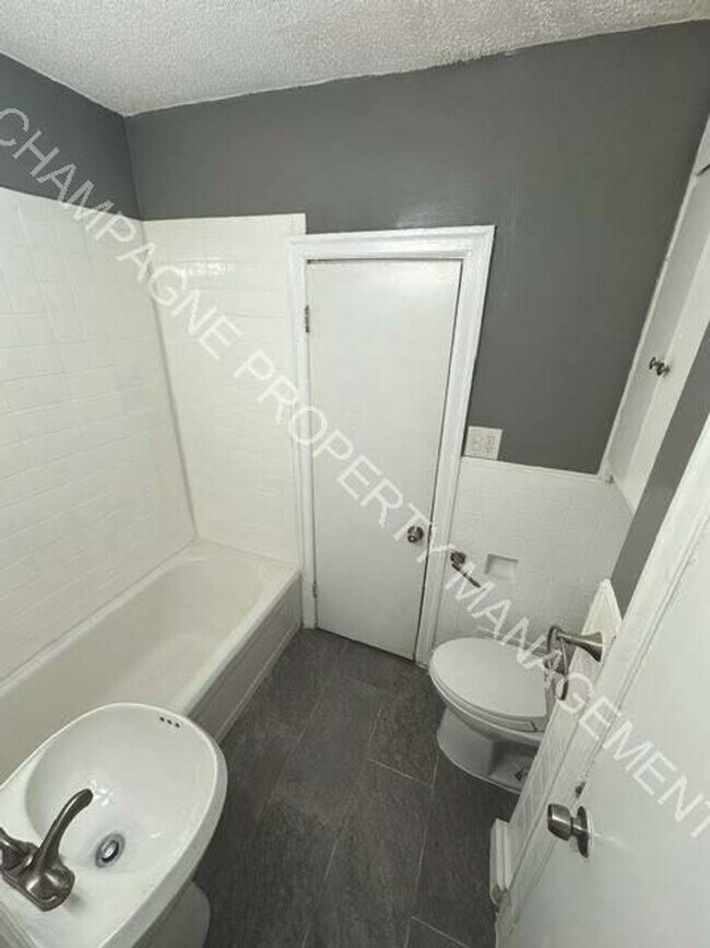 Building Photo - Fully updated home in KC