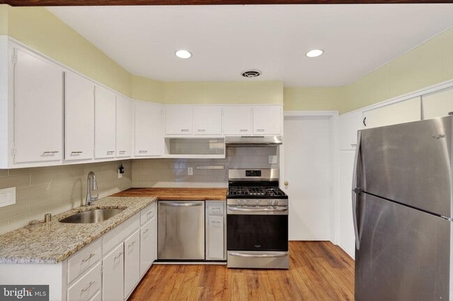 Building Photo - 5219 Montgomery St