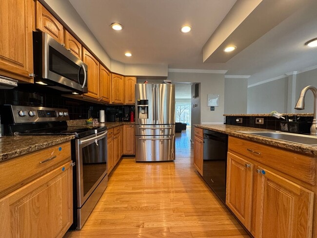 Building Photo - Gorgeous 3 Bed 2/2 Bath Interior Townhome In Little Rocky Run