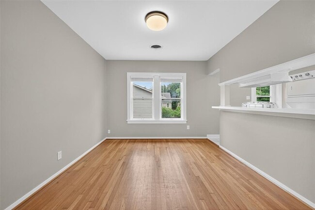 Building Photo - 2343 Wroxton Rd