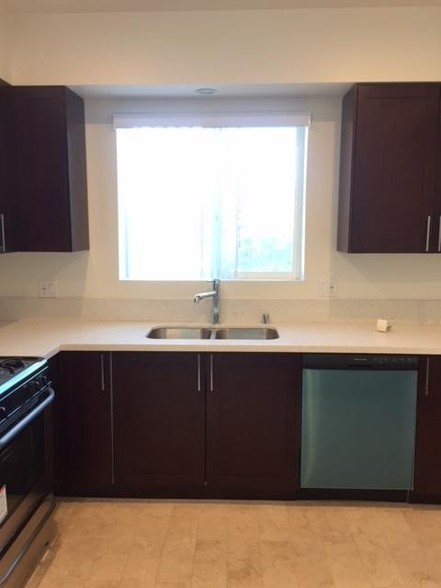 Kitchen - 14802 Delano St
