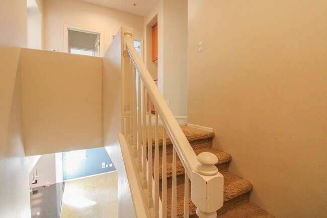 Building Photo - 4 bedroom 2.5 bathroom condo in Broad Street Village Complex
