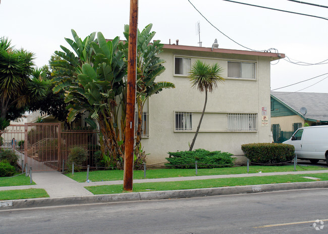 Building Photo - 621-625 W. Hyde Park Blvd.