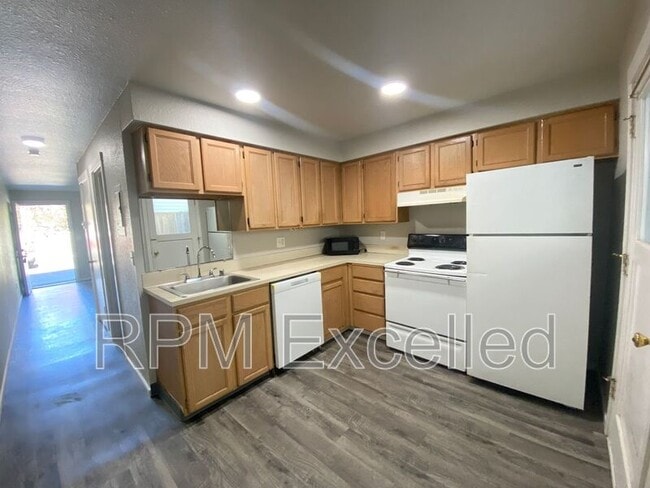 Building Photo - 634 M St NE