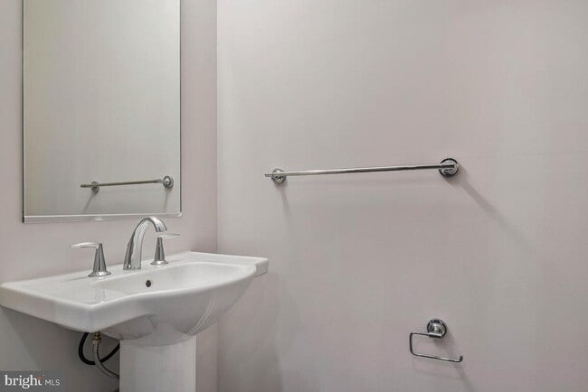 Building Photo - 1003 Sycamore Dr SE